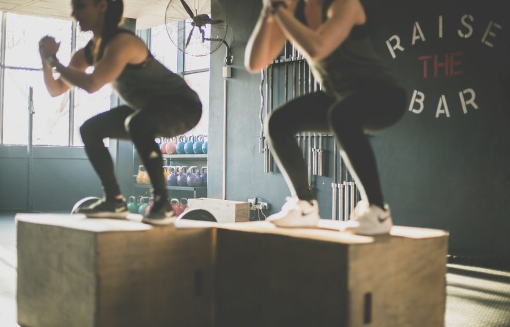 femmes qui font des squats sur un bloc