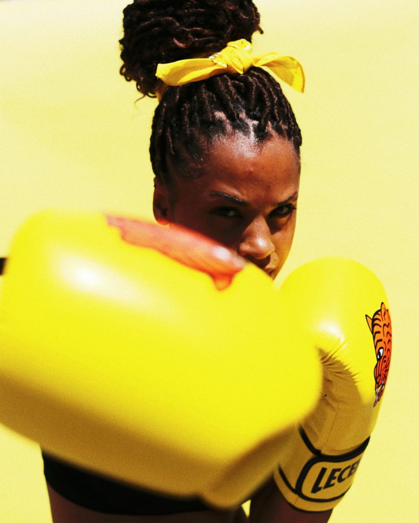 femme qui boxe avec ses gants