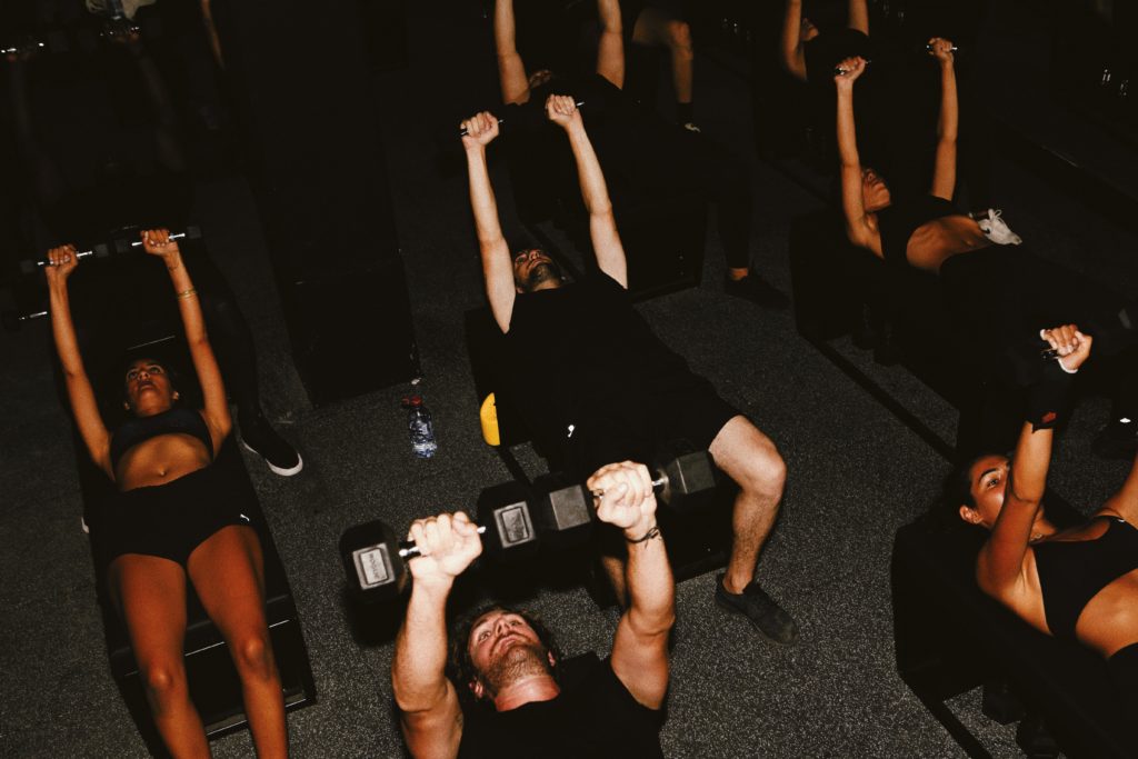 plusieurs personnes faisant des exercices avec des haltères