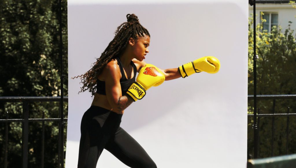 femme qui boxe dans le vide pour montrer des enchainements