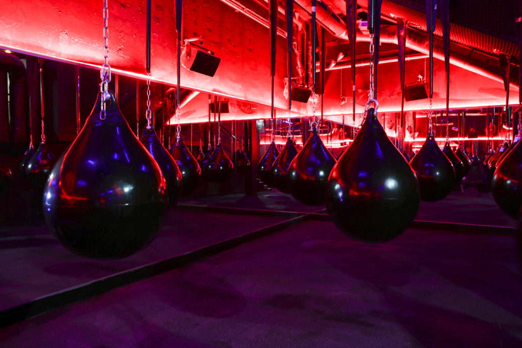 Boxe Paris : les aqua-bags du Cercle prêts pour un cours de boxe à Paris