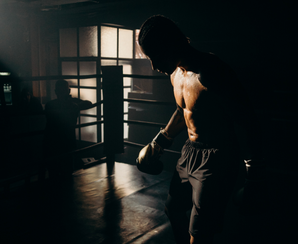 homme qui boxe sur un ring