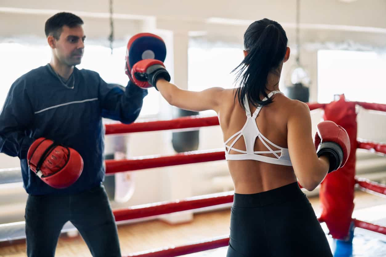 Homme Musclé Travaillant Dans Une Salle De Sport, Homme Fort, Le Fond Est  Noir