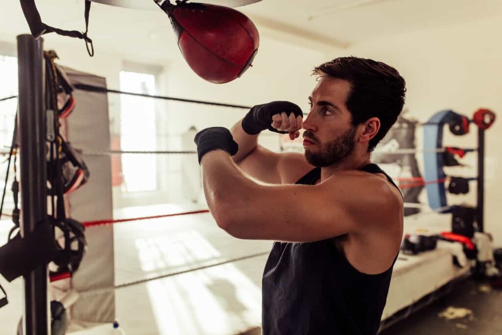 bienfaits de la boxe - boxeur tapant dans un punching ball