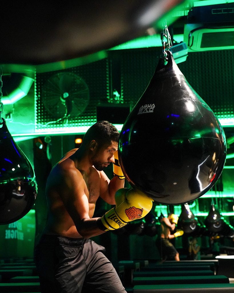 homme qui boxe un aqua bag