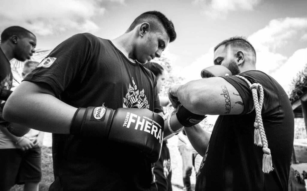 catégories de boxe : boxeur qui enfile ses gants