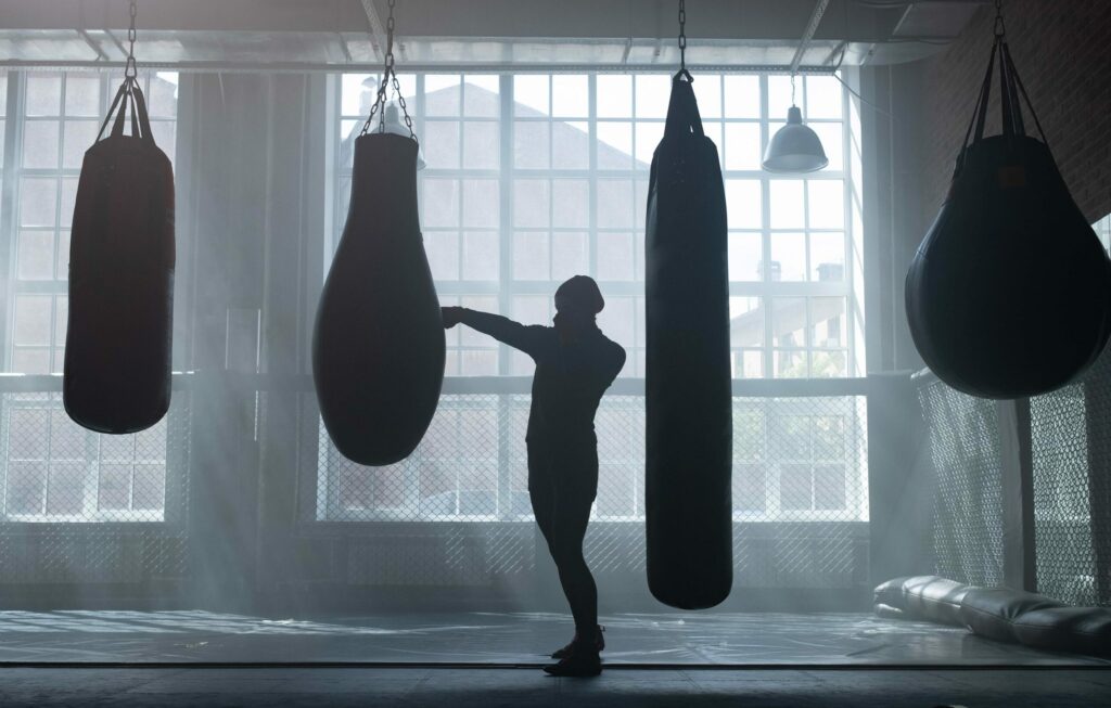 entrainement de boxe sur des sacs