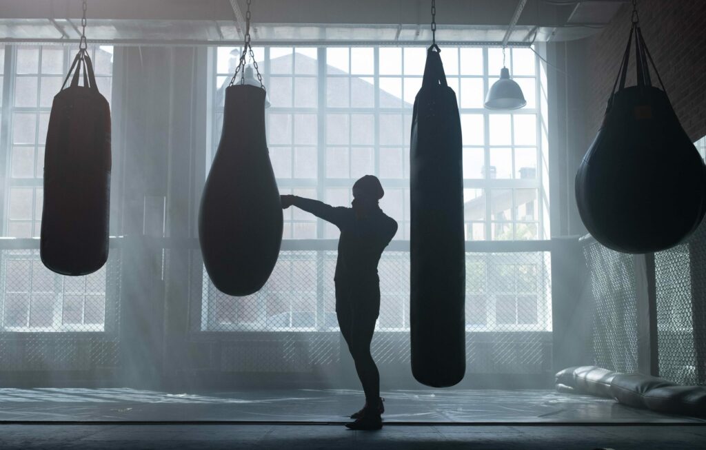 entrainement de boxe sur des sacs