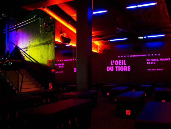 salle de boxe avec jeux de lumières et néons