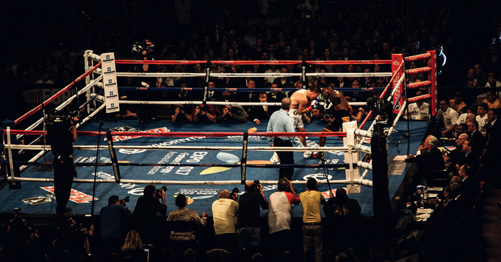 Clinch boxe anglaise : 2 boxeurs au clinch dans un combat de boxe