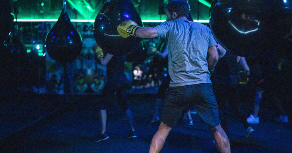 Jeu de jambe boxe : notre coach Romain en train de montrer comment se servir de son jeu de jambes