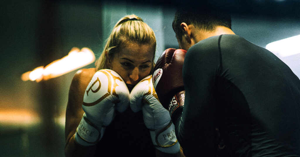 Sparring boxe : une femme et un homme en plein sparring de boxe anglaise