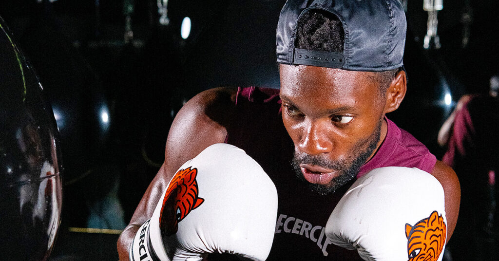 Notre coach Yaya qui travaille sa technique de boxe au sac