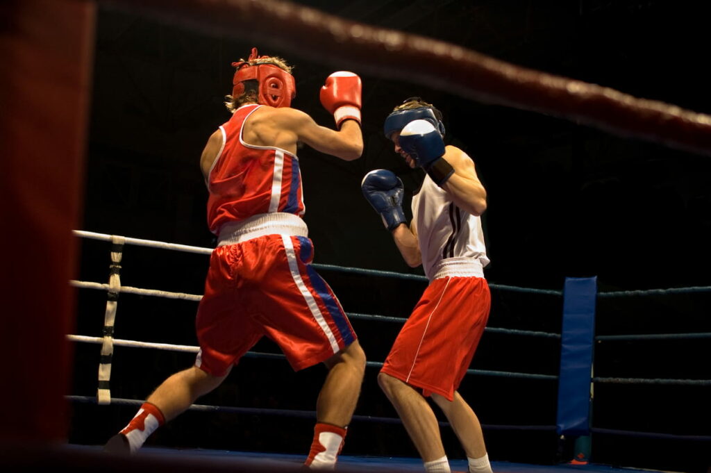 combat de kickboxing sur un ring entre deux hommes