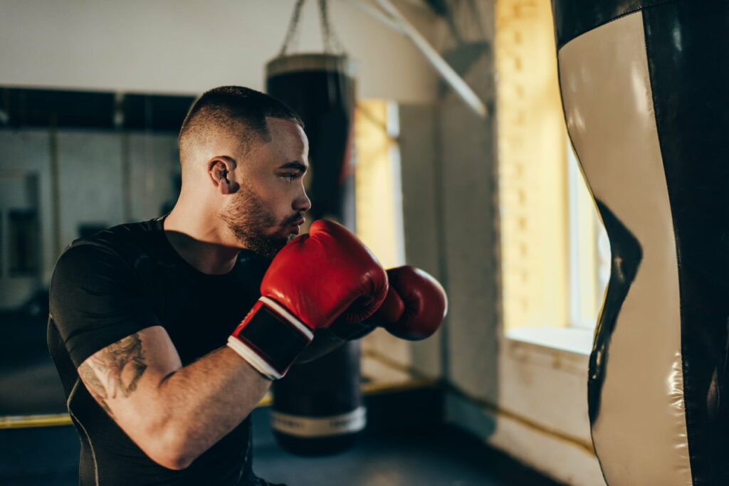 homme pendant un entraînement de kickboxing