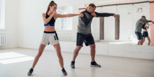 Deux personnes en train de faire du shadow lors d'un cours de fit boxing