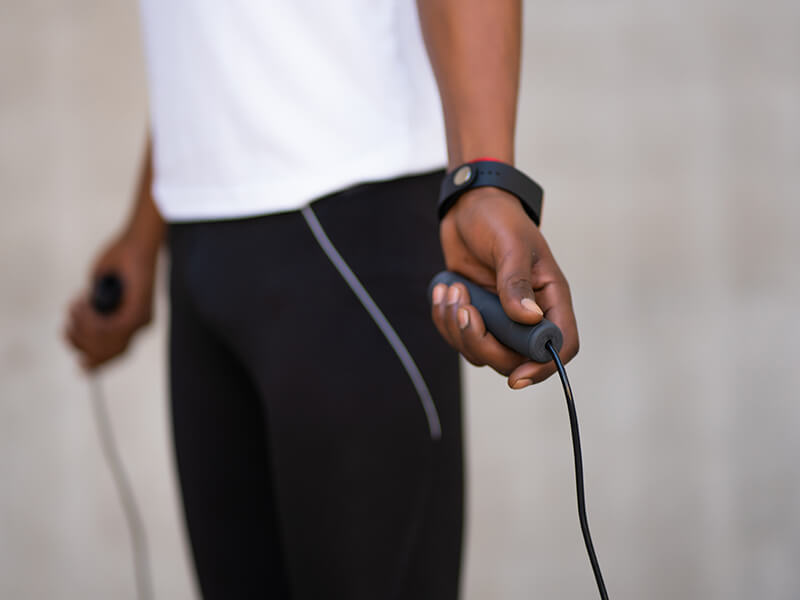 Les mains d'une personne qui saute à la corde