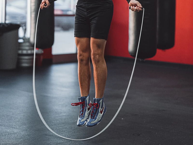 Une personne qui essaye des exercices de corde à sauter pour la boxe