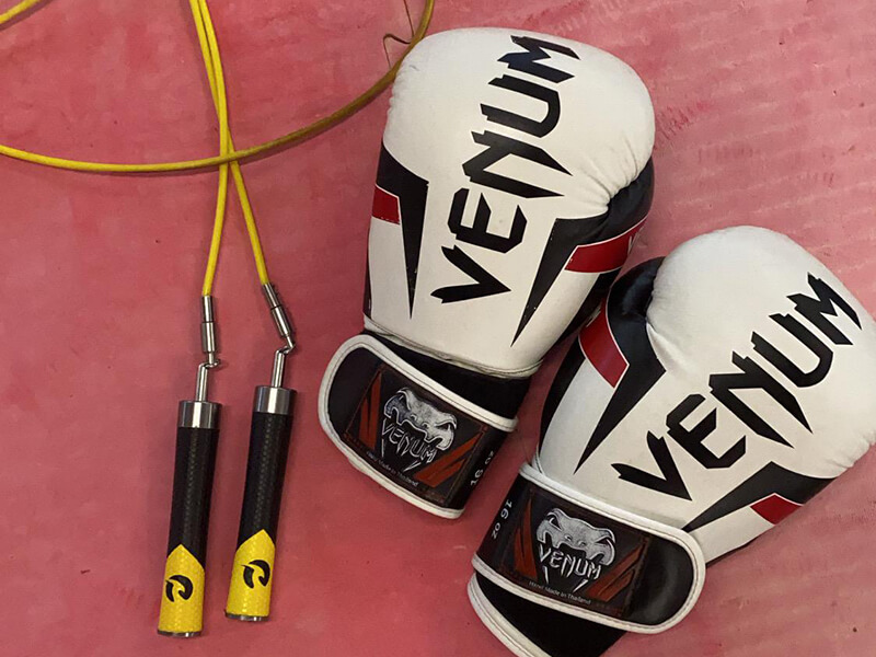 Corde à sauter avec poignées en bois pour entraînement de boxe et