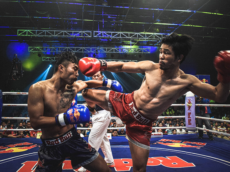 Deux combattants de boxe thai en pleine opposition