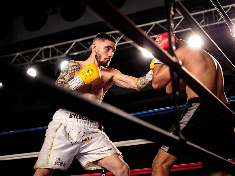 Deux combattants qui s'affrontent dans un combat de kick-boxing