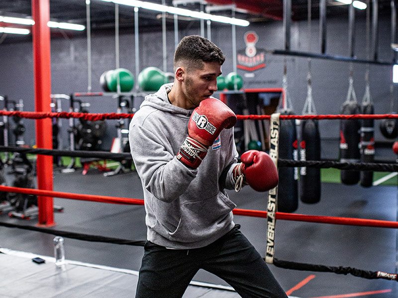 Un homme en plein entraînement de boxe