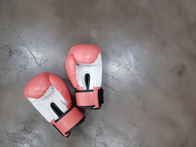 Une paire de gants de boxe posée au sol