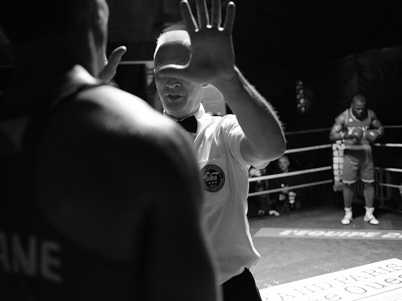 A referee counting down 10 seconds for a knockout