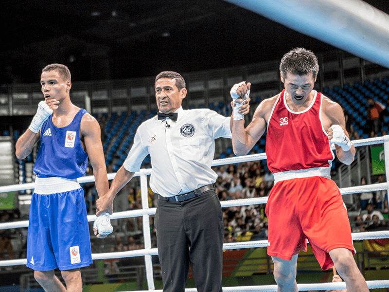 Un arbitre qui donne la victoire a un boxeur amateur