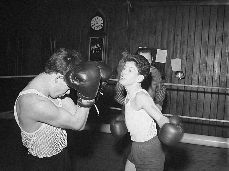 Deux boxeurs en plein combat