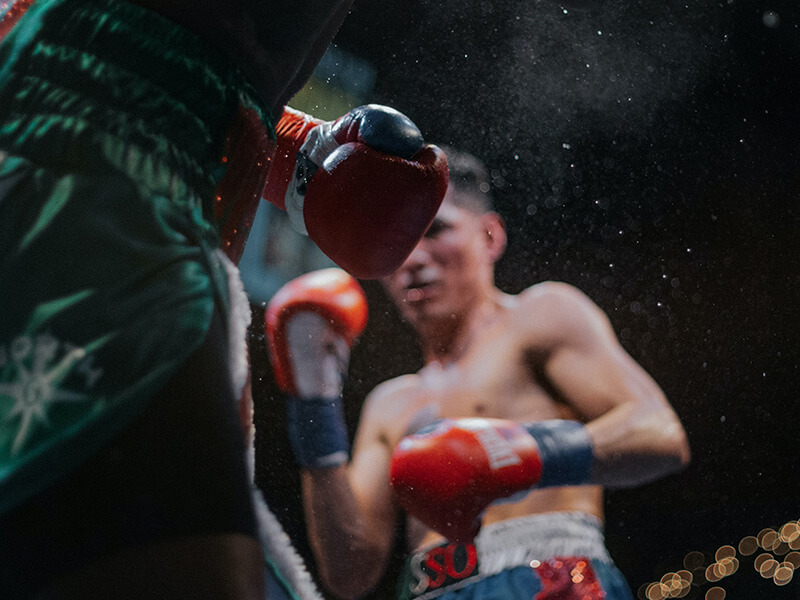 Les gants d'un boxeur face à son adversaire