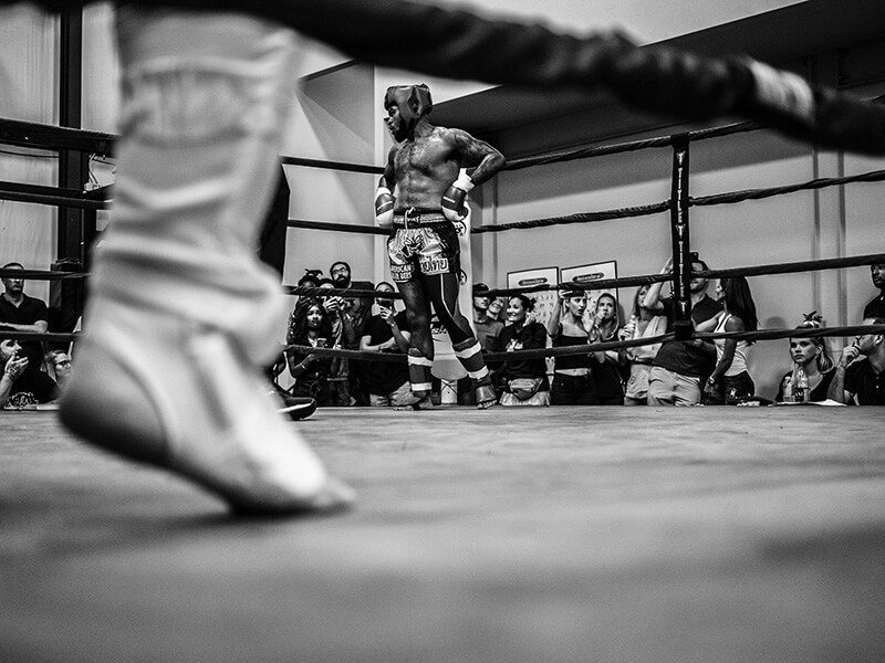 Les pieds d'un boxeur face à un boxeur dans son coin sur le ring avant de reprendre le combat