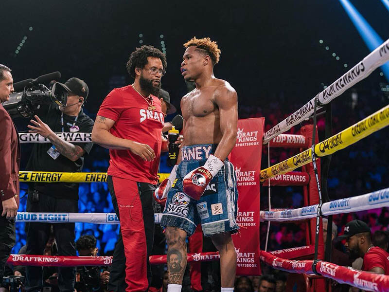 Devin Haney dans son coin en plein combat avant la reprise