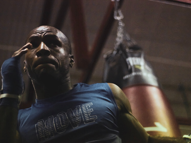 Un boxeur qui travaille ses enchainements au shadow boxing