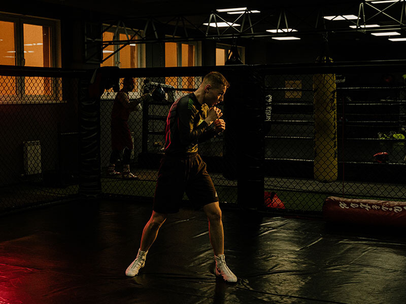 Un boxeur qui travaille au shadow boxing