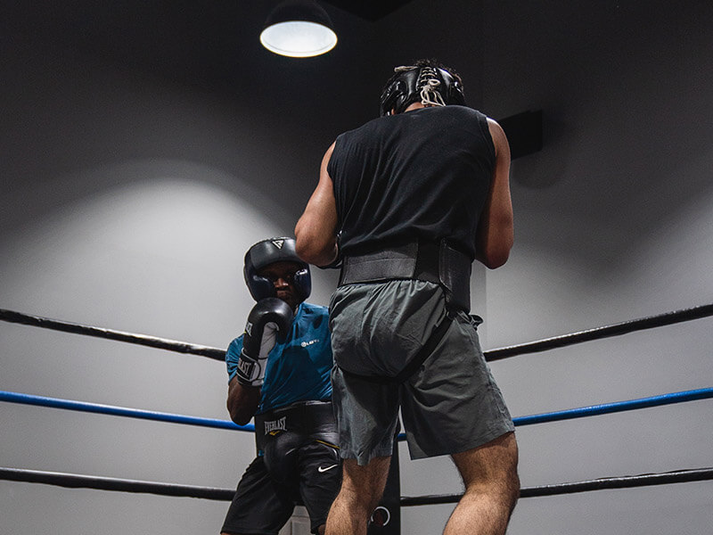 Deux boxeurs en plein sparring