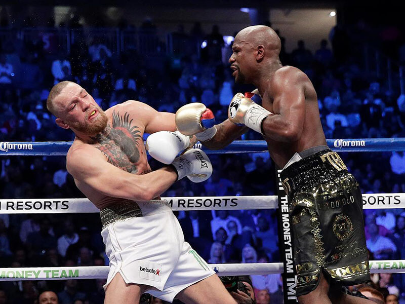 Floyd Mayweather qui fait vaciller Conor McGregor lors de leur combat