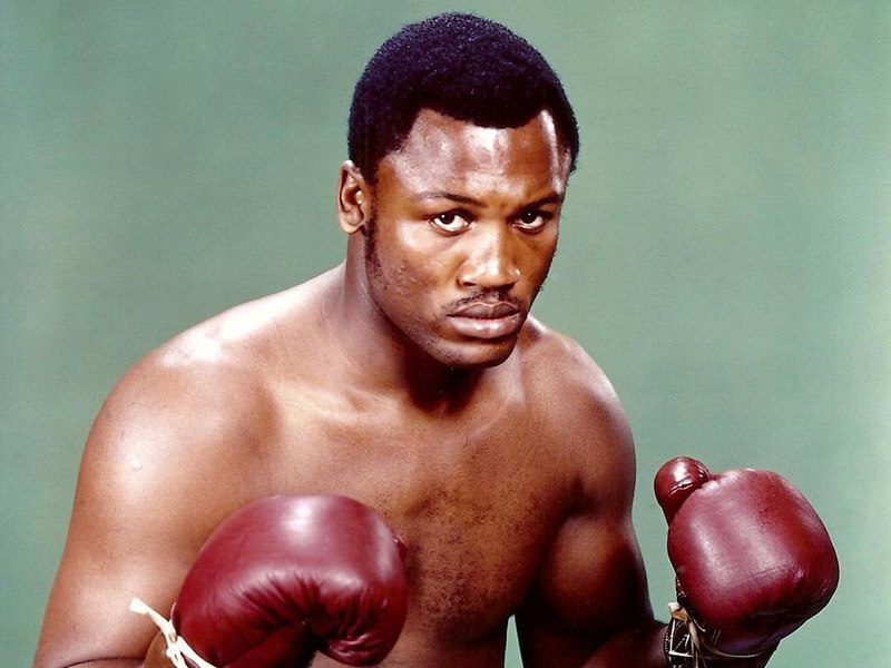 Joe Frazier avec ses gants de boxe