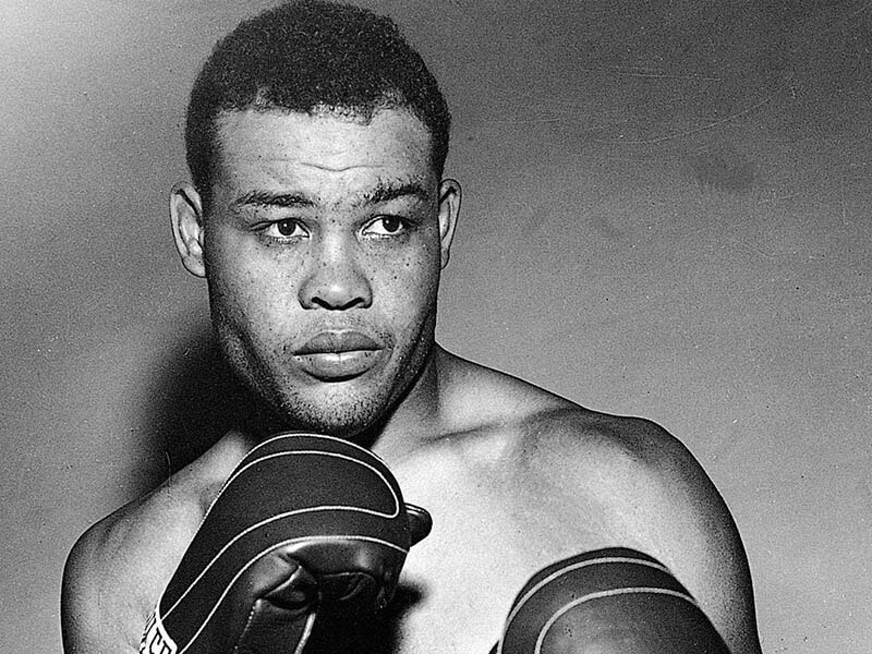 Joe Louis avec ses gants de boxe