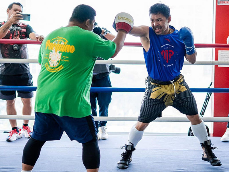 Manny Pacquiao en plein entrainement aux pattes d'ours