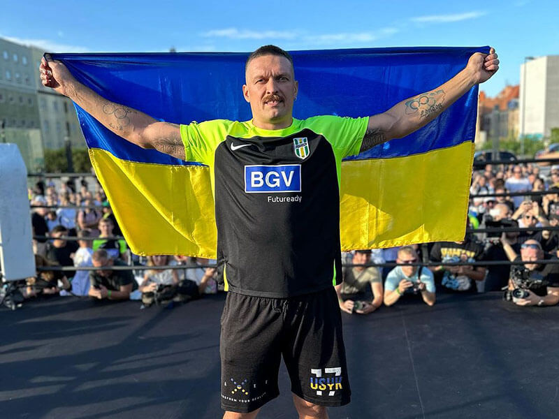 Oleksandr Usyk tenant le drapeau de l'Ukraine