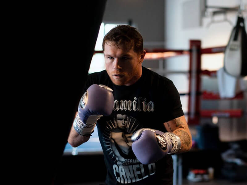 Canelo à l'entrainement sur le sac de frappe