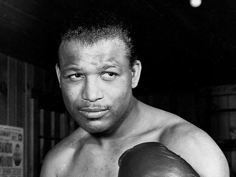 Sugar Ray Robinson avec ses gants de boxe