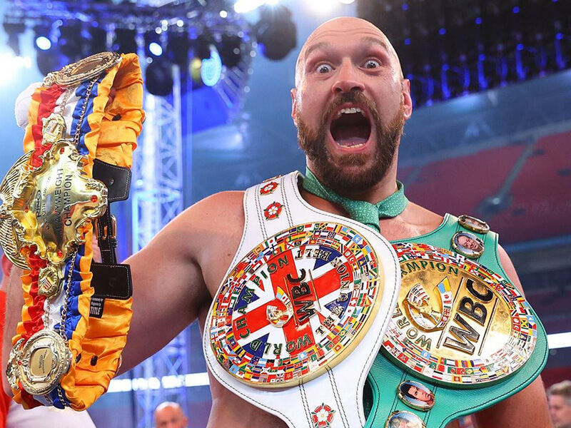 Tyson Fury avec ses ceintures The Ring et WBC