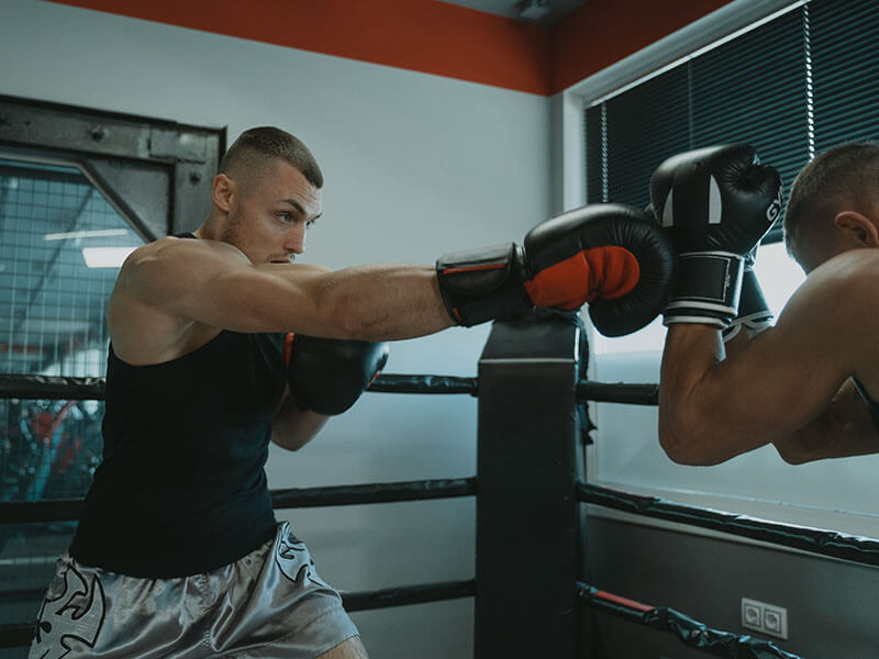 Deux hommes pendant un entrainement de boxe anglaise