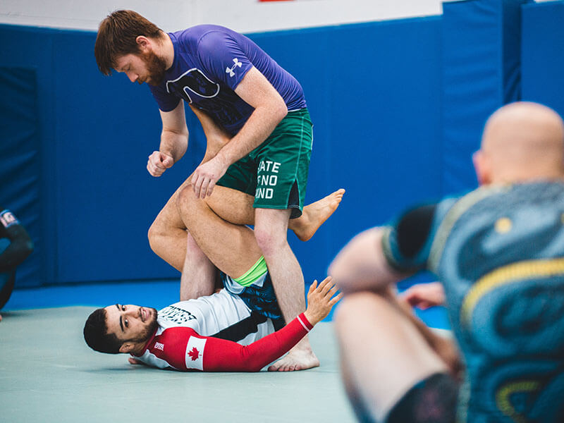 Deux personnes qui s'entraine au jiu jitsu brésilien no gi 