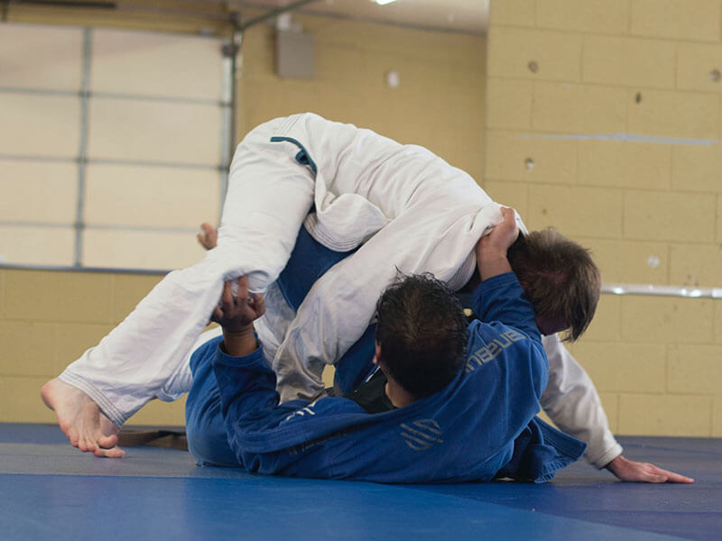 Deux personnes en plein entrainement de judo