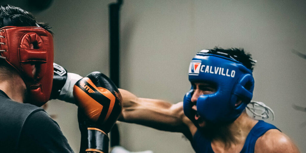 Meilleur sport de combat : deux boxeurs en sparring de boxe anglaise