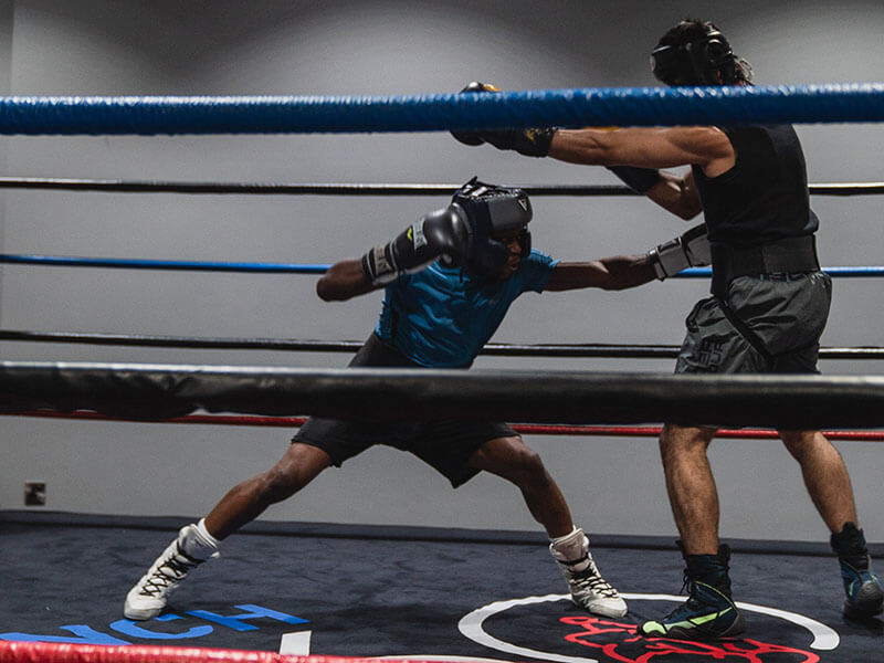 Un combat d'entrainement de boxe anglaise dans un ring