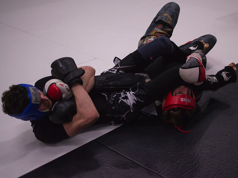 Deux hommes pendant un sparring de MMA